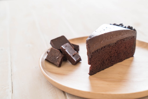 pastel de chocolate en la madera