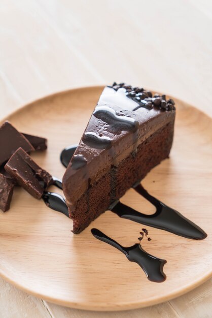 pastel de chocolate en la madera