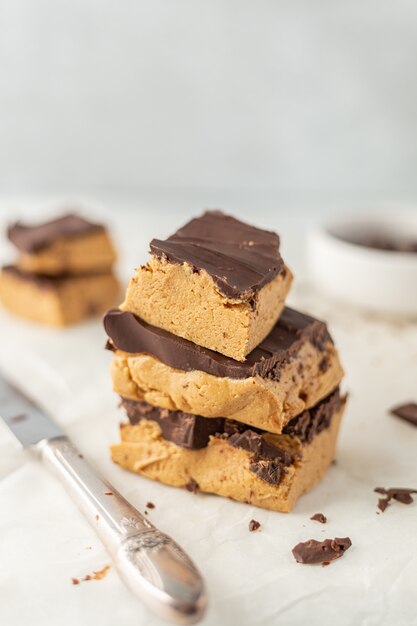 Pastel de chocolate negro en plato de cerámica blanca