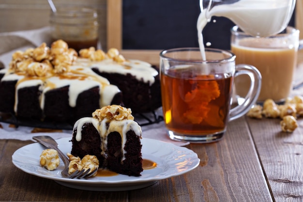 Pastel de chocolate con pera y jengibre con glaseado de queso crema