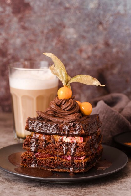 Pastel de chocolate en un plato con leche con chocolate