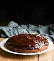 Foto gratuita pastel de chocolate en plato