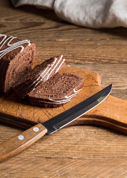 Pastel de chocolate en rodajas de alto ángulo