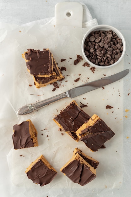 Pastel de chocolate en tazón de cerámica blanca