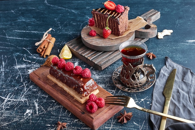 Pastel de chocolate con un vaso de té.