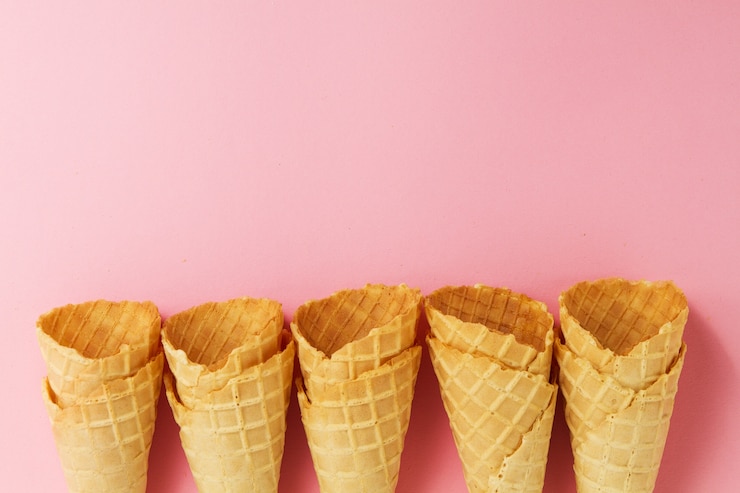 Foto gratuito pastel colorido pastel tonificante conos de helado sobre fondo de color rosa. minimalismo. flat lay.