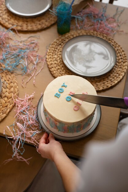 Pastel de corte adulto de alto ángulo