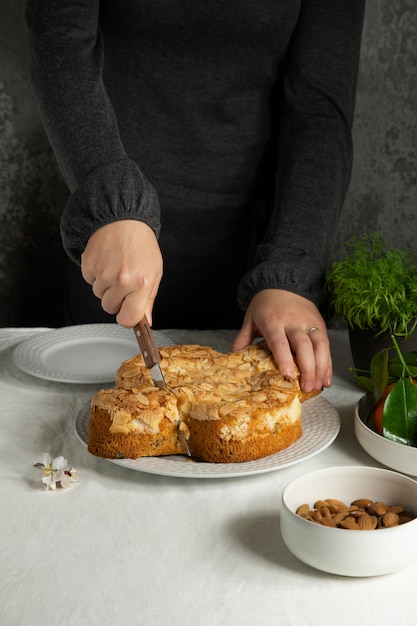 Pastel de corte a mano de alto ángulo