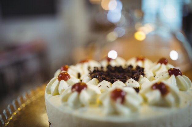 pastel de crema con la cereza en la placa