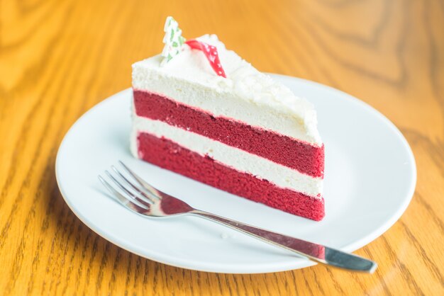 Pastel de crema de terciopelo rojo