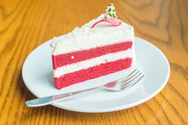 Foto gratuita pastel de crema de terciopelo rojo