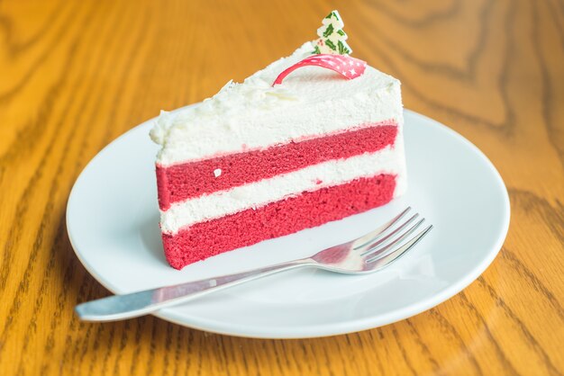 Pastel de crema de terciopelo rojo