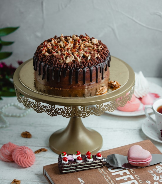 Pastel cubierto de chocolate y nueces