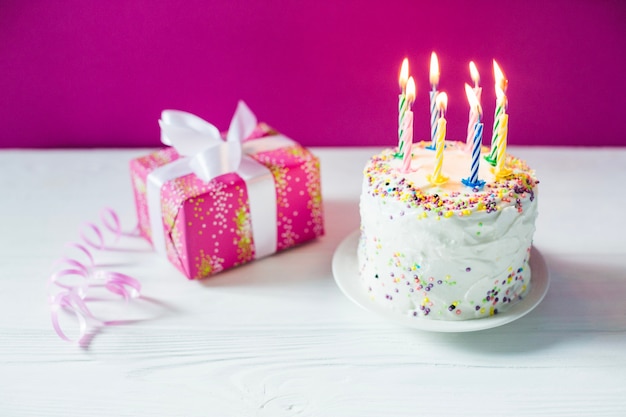 Pastel de cumpleaños y caja de regalo