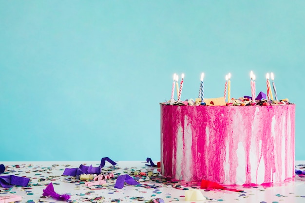 Pastel de cumpleaños y confeti