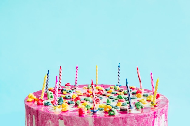 Pastel de cumpleaños en fondo azul