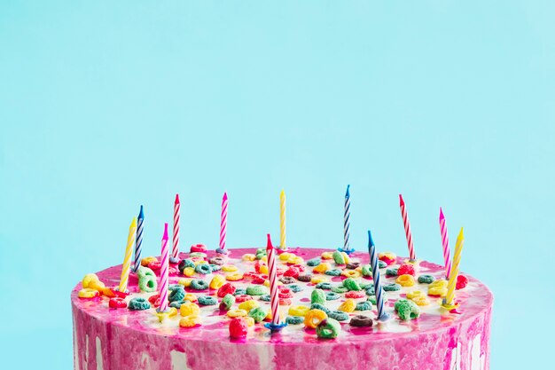 Pastel de cumpleaños en fondo azul