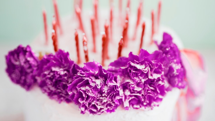 Foto gratuito pastel de cumpleaños frente al fondo de acuarela