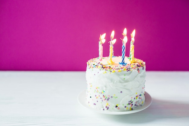 Pastel de cumpleaños hecho en casa con velas