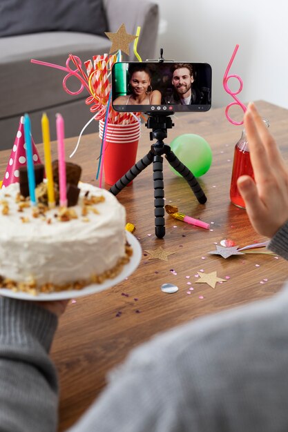 Pastel de cumpleaños de mano de alto ángulo