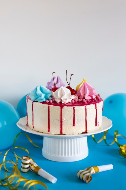 Pastel de cumpleaños en mesa azul