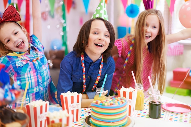 Foto gratuita este pastel de cumpleaños tendrá un sabor increíble.