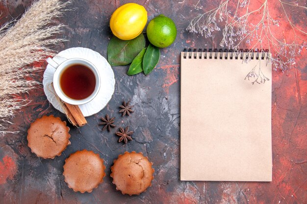 pastel cupcakes una taza de té con canela espigas cuaderno anís estrellado