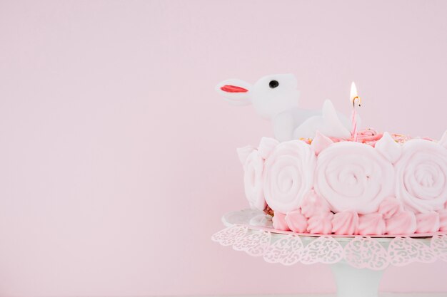 Pastel decorado con conejo y vela