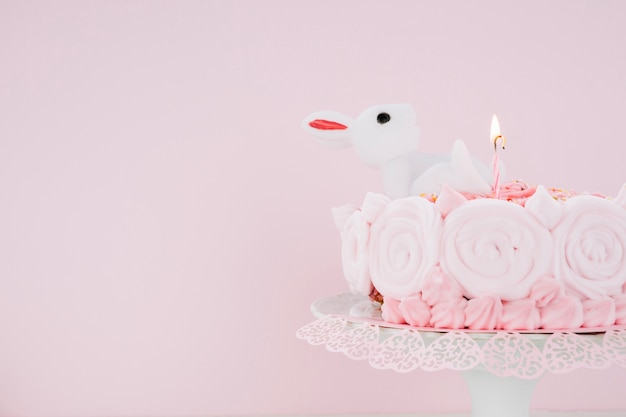 Pastel decorado con conejo y vela