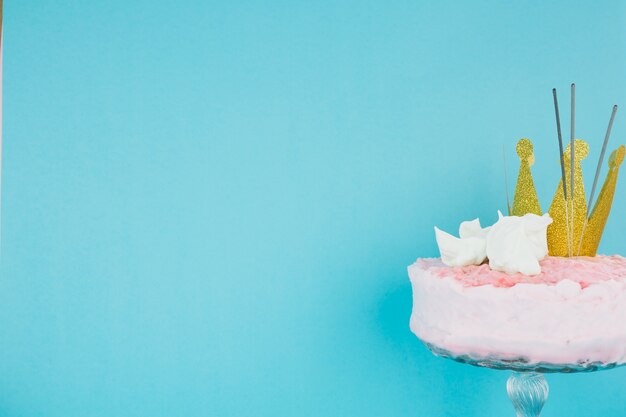 Pastel decorado con corona, rosas y bengalas