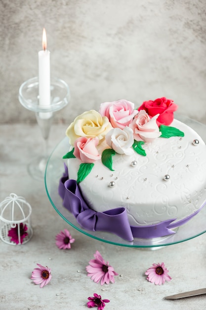 Foto gratuita pastel decorado con rosas crema _