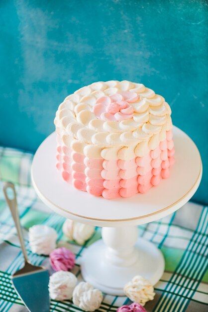 Pastel decorativo en cakestand