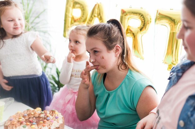 Pastel de degustación de niños y adolescentes