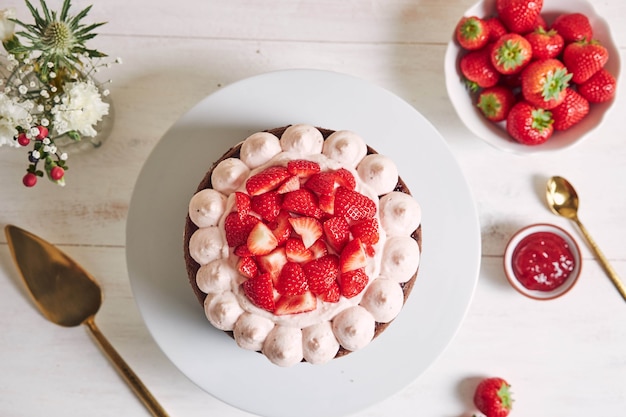 Pastel delicioso y dulce con fresas y baiser en un plato