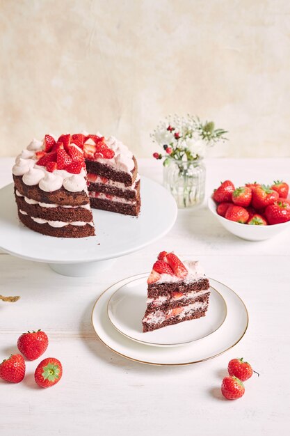 Pastel delicioso y dulce con fresas y baiser en un plato