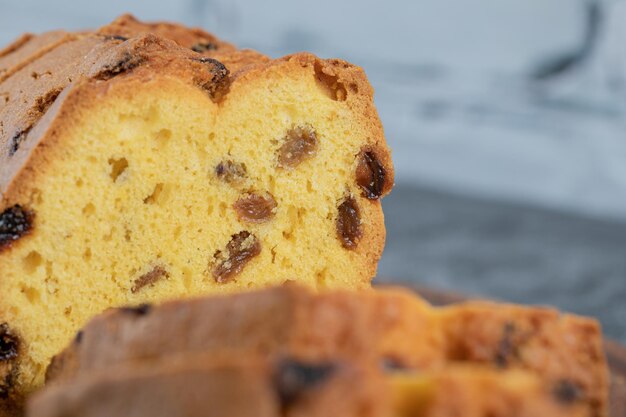 Pastel delicioso suave con ingredientes mixtos sobre tabla de madera.