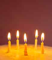 Foto gratuita pastel dulce casero para aniversario con velas