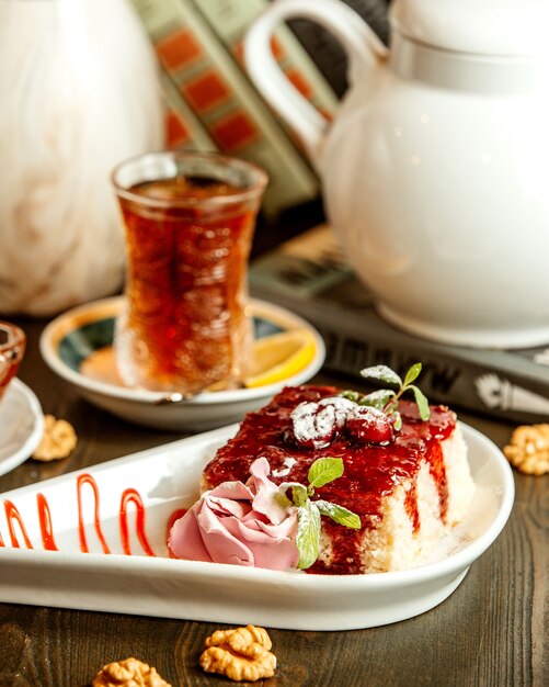 Pastel dulce cubierto con jarabe de cereza