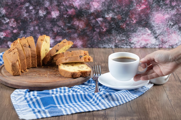 Pastel dulce y delicioso servido con una taza de café o chocolate caliente.