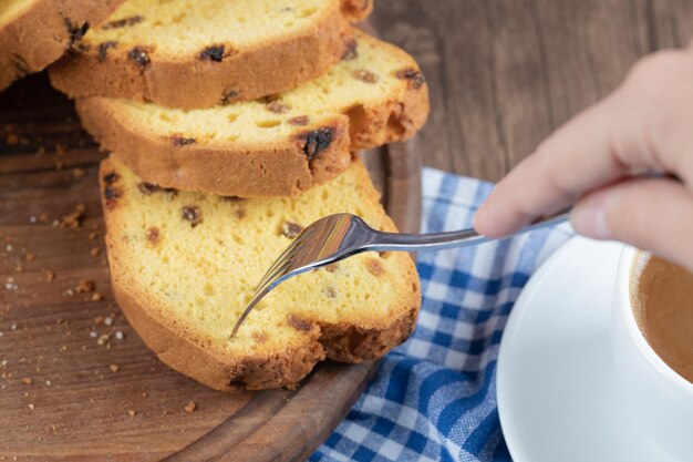 Pastel dulce y delicioso servido con una taza de café o chocolate caliente.