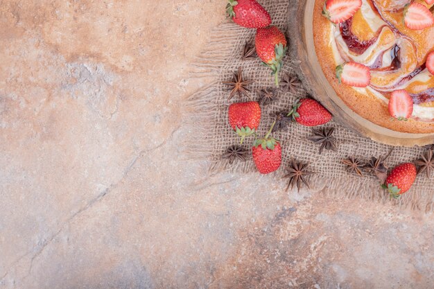 Pastel dulce de fresa y anís sobre un trozo de arpillera