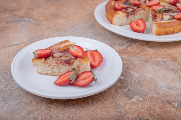 Pastel dulce con fresa en un plato blanco