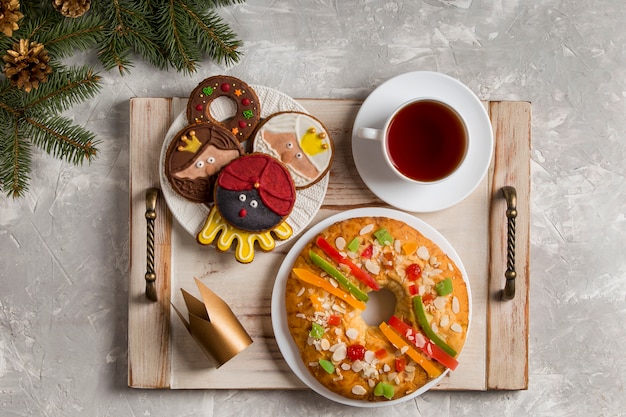 Pastel de epifanía español roscon de reyes en bandeja