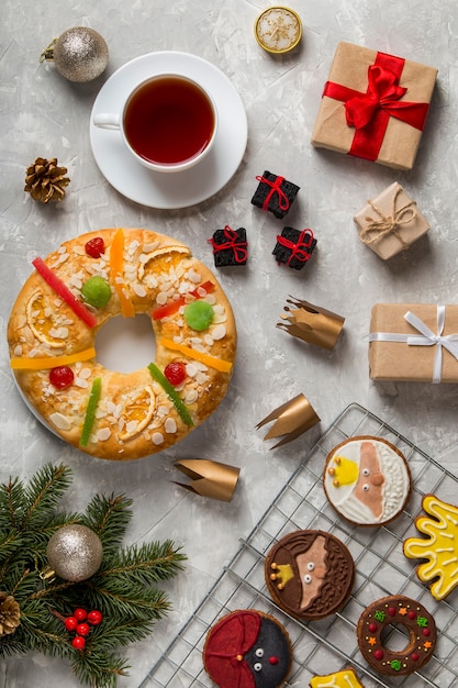 Pastel de epifanía español roscon de reyes y galletas