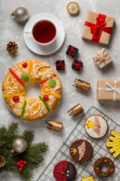 Pastel de epifanía español roscon de reyes y galletas