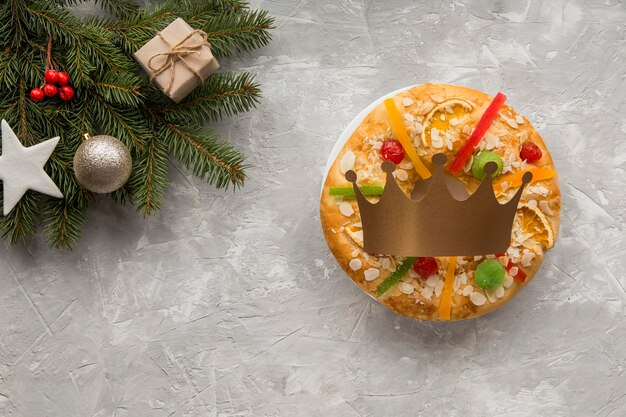 Pastel de epifanía roscon de reyes con corona