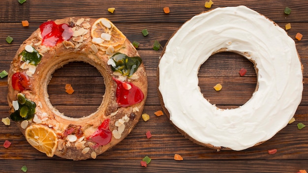 Foto gratuita pastel de epifanía roscon de reyes y crema