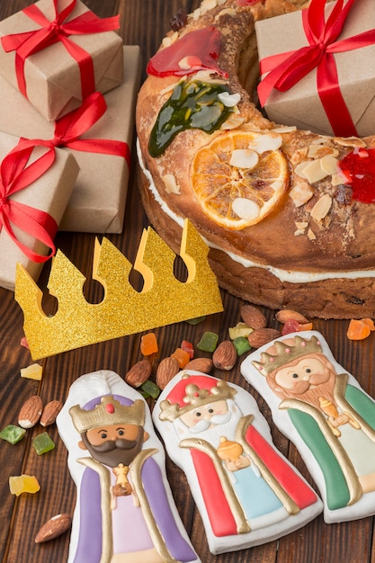 Foto gratuita pastel de epifanía roscon de reyes y figuritas