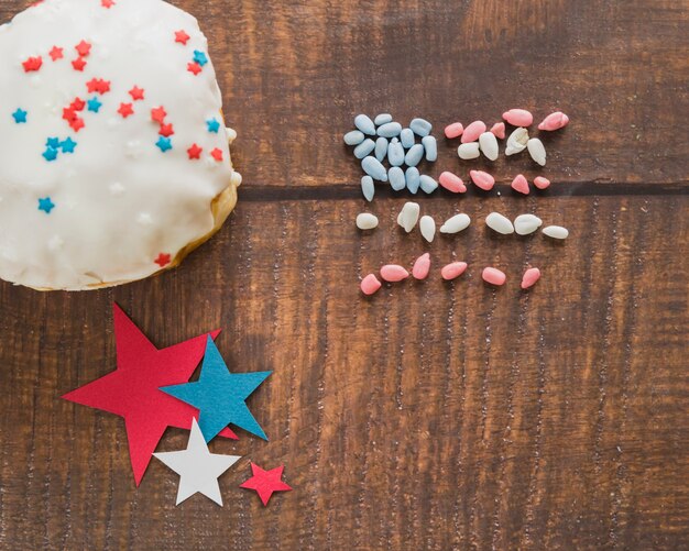 Pastel de estrellas y bandera americana comestible.