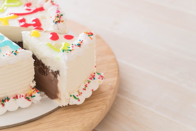 pastel de feliz cumpleaños en la mesa